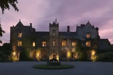 The Castle on the Cliff: Majestic, Magic, Manoir