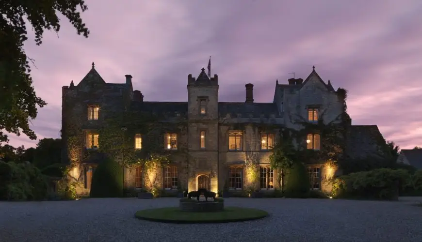 The Castle on the Cliff: Majestic, Magic, Manoir