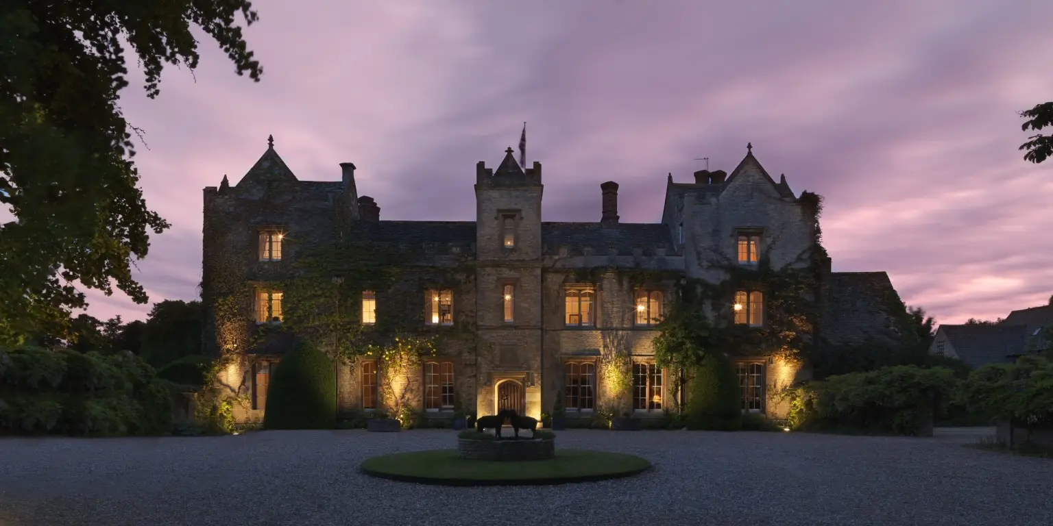 The Castle on the Cliff: Majestic, Magic, Manoir